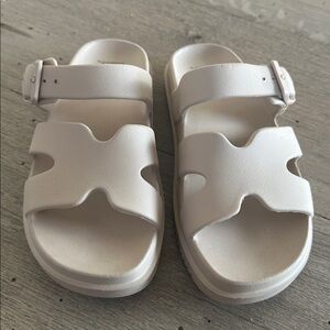 New Without Tags Wild Fable Women’s Maysen Footbed Sandals